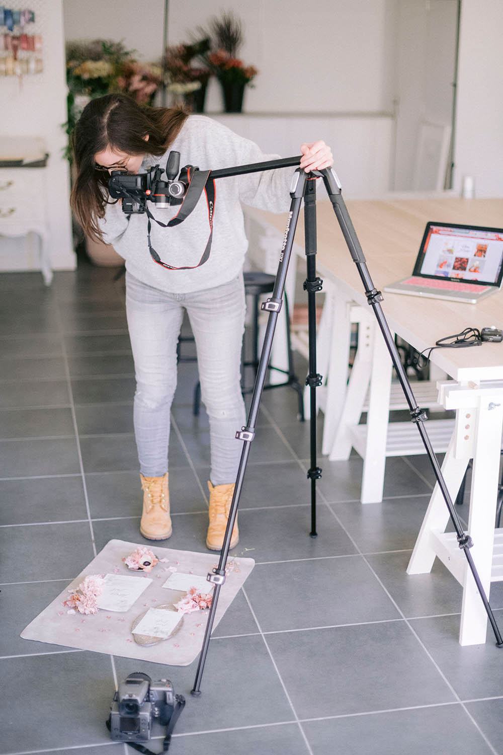 un éléve prend des photo en studio